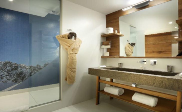 Pashmina Hotel, Val Thorens, Shower